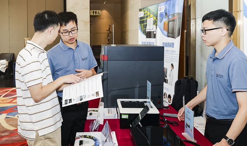 銷售總經理為客戶（hù）展示（shì）商品，耐心答疑解惑