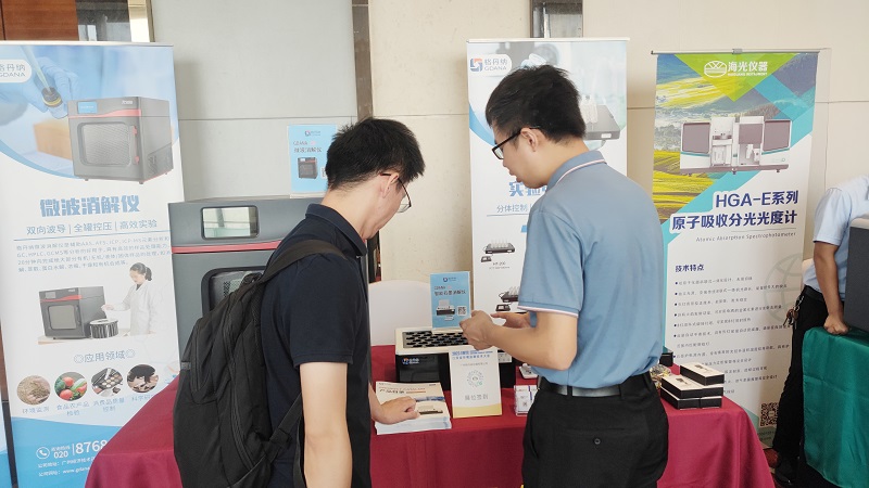 銷售總經（jīng）理為客戶展示（shì）商品，耐心答疑解惑