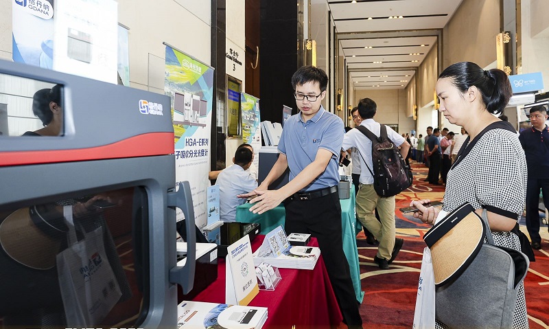 銷售總（zǒng）經理為客戶展示商品，耐心答疑解惑