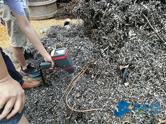 手持分（fèn）析儀對細小金屬進行（háng）分析