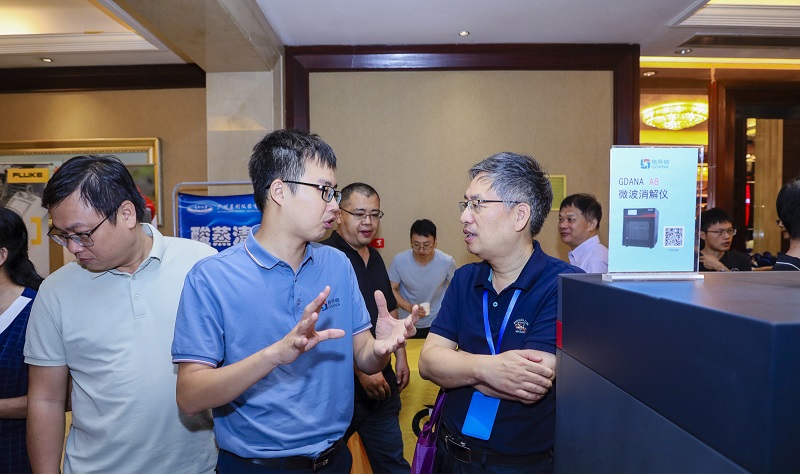 格丹（dān）納業務經理（lǐ）向參會觀眾講解儀器（qì）