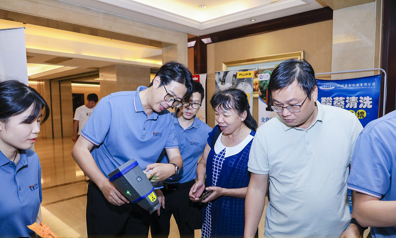 向參會觀眾展（zhǎn）示手持光譜儀